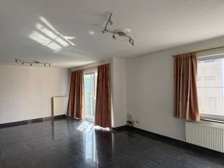 <p><span>Instapklaar en ruim appartement te huur in Aalst</span></p><p><span>Welkom in dit lichtrijk appartement van 103 m², gelegen in een rustige straat op korte afstand van het bruisende stadscentrum van Aalst. Deze woning combineert ruimte, comfort en een moderne uitstraling ideaal voor wie op zoek is naar een aangename thuisbasis.</span></p><p><span>De ruime leefruimte baadt in natuurlijk licht dankzij de grote raampartijen en vormt het hart van het appartement. De eigentijdse afwerking en stijlvolle vloer zorgen voor een warme en elegante sfeer.</span></p><p><span>De volledig uitgeruste keuken is voorzien van moderne toestellen en biedt voldoende opbergruimte, perfect voor wie houdt van koken. Met twee volwaardige slaapkamers is er ruimte genoeg voor een klein gezin, een koppel of een praktische home office.</span></p><p><span>De badkamer is uitgerust met een ligbad en een dubbel wastafelmeubel, wat zorgt voor extra comfort in de ochtendrush.</span></p><p><span>Er is een garage aanwezig aan het appartement. De ligging combineert rust met nabijheid van winkels, scholen en openbaar vervoer, waardoor dit appartement een uitstekende woonplek is.</span></p><p><span>Dit instapklare appartement is onmiddellijk beschikbaar en biedt alle troeven voor een zorgeloos en comfortabel leven in Aalst op fietsafstand van het ziekenhuis en het centrum.</span></p>