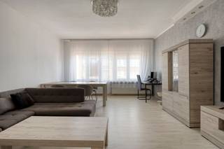 <p><span>Bent u op zoek naar een ruim appartement met karakter, een centrale ligging én een moderne afwerking? Dan is dit prachtige appartement op de Turnhoutsebaan in Borgerhout precies wat u zoekt!</span></p><p><span>Bij het binnenkomen wordt u meteen verrast door de uitzonderlijke ruime en lichtrijke leefruimte aan de straatzijde. De eyecatcher van het appartement is zonder twijfel de statement keuken met alle moderne toestellen. Een droom voor wie graag kookt en gasten ontvangt.</span></p><p><span>Het appartement beschikt over 3 volwaardige slaapkamers, een badkamer met douche en toilet en een afgesloten terras dat momenteel dienst doet als praktische berging dankzij de geplaatste ramen. Een doordachte indeling met veel ruimte en comfort.</span></p><p><span>De ligging is een absolute troef. U woont in het bruisende centrum van Borgerhout en op wandel- en fietsafstand van het stadscentrum van Antwerpen.</span></p><p><span> </span></p><p><span>Bijzonderheden</span><span>:</span></p><p><span>EPC Energielabel C - 214 kwh/(m² jaar)</span></p><p><span>De elektriciteit is conform</span></p><p><span>CV is individueel op gas</span></p><p><span>Er is overal dubbele beglazing met PVC kader</span></p><p><span>De zij- en achtergevel werden in 2024 geïsoleerd</span></p><p><span>Het dak werd in 2024 geïsoleerd en er werd een lichtkoepel voorzien</span></p><p><span>Alle slaapkamers werden opnieuw bezet en voorzien van laminaat</span></p><p><span>Vaste kosten: 50/maand (inbegrepen: reservefonds) verder is alleen water gemeenschappelijk en dit wordt per trimester afgerekend</span></p><p><span>P-score: B</span></p><p><span>G-score: B</span></p>