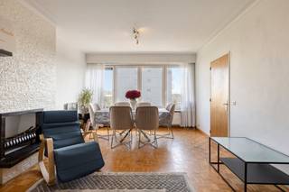 <p><strong>Lichtrijk 2-slaapkamer appartement te Borgerhout van ca. 85m² met zuidgericht terras en garage.</strong></p>
<p><strong>Indeling:</strong> Vooraan, de ruime leefruimte van 30m² met toegang tot het terras op het zuiden. Naast de leefruimte, de keuken. Via de inkomhal heeft men toegang tot alle andere ruimtes van het appartement. Centraal, een gastentoilet en een badkamer voorzien van een wastafel en bad. Achteraan, twee slaapkamers van respectievelijk 15m² en 7m². Bijkomend beschikt het appartement over een ruime kelder en een aparte garage.</p>
<p><strong>Bijzonderheden:<br /></strong>- <strong>Garage optioneel</strong> mee aan te kopen: <strong>Vraagprijs €25.000,00</strong>;<br />- EPC label B (137 kWh/m²jaar);<br />- Privatieve kelderberging;<br />- Lift aanwezig;<br />- Elektrische installatie conform;<br />- Dubbele beglazing;<br />- Dakisolatie.</p>
<p><strong>Ligging:</strong> Ideaal gelegen aan het Te Boelaerpark, met alle faciliteiten om de hoek! Op wandelafstand van winkels, scholen, openbaar vervoer en sportinfrastructuur, en vlot bereikbaar via de grote invalswegen richting Antwerpen centrum.</p>