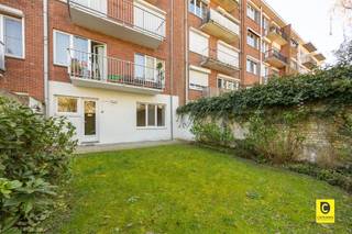 <p><span>Charmant en lichtrijk gelijkvloers appartement met grote tuin in Wilrijk!</span></p><p><span>Op zoek naar een karaktervol appartement met een uitzonderlijke buitenruimte? Dit gelijkvloers 1-slaapkamerappartement aan de Ringlaan 73 in Wilrijk combineert authenticiteit, warmte en licht op een unieke manier een plek waar je je meteen thuis voelt.</span></p><p><span>Locatie: </span></p><p><span>Het appartement geniet van een uitstekende ligging in Wilrijk. De Ringlaan bevindt zich op een centrale locatie met vlotte verbinding naar Antwerpen, de A12 en de Antwerpse Ring. In de directe omgeving vindt u tal van winkels, supermarkten, scholen, openbaar vervoer en sportfaciliteiten. Bovendien liggen ook Park Den Brandt, Park Middelheim en het Nachtegalenpark op korte afstand, ideaal voor ontspanning en wandelingen in het groen. </span></p><p><span>Indeling:</span></p><p><span>Bij het betreden van het appartement kom je binnen in een uitnodigende inkomhal. De stijlvolle dambordtegel zet meteen de toon en vormt een elegante leidraad doorheen de woning.</span></p><p><span>Aan de linkerkant bereik je via een dubbele deur de lichtrijke leefruimte. Hier zorgen het prachtige visgraatparket en de brede raampartijen voor een warme, tijdloze uitstraling en een overvloed aan natuurlijk licht. Een ideale plek om tot rust te komen of gasten te ontvangen in een gezellige setting.</span></p><p><span>Achteraan bevindt zich de uitzonderlijk ruime slaapkamer van maar liefst 21 m². Deze kamer biedt meer dan voldoende plaats voor een groot bed, dressingkasten en eventueel een werkhoek. Bovendien is de slaapkamer uitgerust met automatische rolluiken, wat zorgt voor extra comfort, privacy en een goede nachtrust.</span></p><p><span>Naast de slaapkamer ligt de volledig geïnstalleerde keuken, afgewerkt met een duurzaam granieten werkblad en voorzien van alle hedendaagse toestellen (spoelbak, inductiekookplaat, combi oven, vaatwasser en veel opbergruimte). Vanuit de keuken heb je directe toegang tot de prachtige tuin van ca. 80 m². Dankzij de beperkte inkijk geniet je hier in alle rust en privacy. Denk aan lange zomeravonden, gezellige diners buiten of een rustige ochtendkoffie in het groen, de perfecte verlenging van je leefruimte.</span></p><p><span>Verder beschikt het appartement over een badkamer met authentieke, karaktervolle tegels, uitgerust met ligbad, douche en lavabo (met renovatiemogelijkheden naar eigen smaak). Daarnaast is er nog een apart toilet en een praktische vestiairekast.</span></p><h3><span>Extra troeven van deze woning:</span></h3><ul><li><span>Gunstig EPC (label C) </span></li><li><span>Elektriciteit conform </span></li><li><span>Authentieke elementen en veel lichtinval </span></li><li><span>Ruime slaapkamer </span></li><li><span>Grote tuin (ca. 80 m²) met veel privacy </span></li><li><span>Dubbele beglazing (hoogrendement PVC) </span></li><li><span>Mogelijkheid tot huren van garagebox op wandelafstand (ca. 150 m) </span></li><li><span>Kelderberging aanwezig</span></li></ul><p><span> </span></p><p><span>Dit instapklare appartement combineert ruimte, licht en een praktische indeling met een uitstekende bereikbaarheid. De perfecte match voor wie op zoek is naar wooncomfort op een strategische locatie.</span></p><p><span> </span></p>