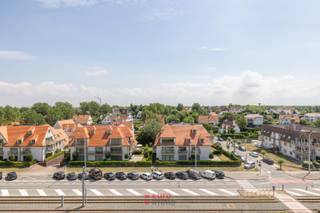Vanop het zongericht terras is het zalig vertoeven in onze badstad. Met de winkelstraat en verkeersvrije Zeedijk om de hoek is dit een echte topper.<br /><br />Op deze 5de verdieping geniet u bovendien van prachtige vergezichten! EPC = 179. Meubels incluis.<br /><br />Op verdieping -3 is er daarenboven nog een kelder waar u uw strandmateriaal in kwijt kan. <br /><br />Momenteel is de studio verhuurd op jaarbasis.<br /> 