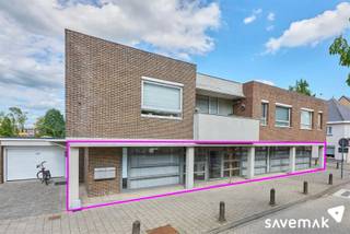 <p><span>Multifuntionele handelsruimte van 185m² bruikbare oppervlakte en EPC label B.<br /><br />Een aparte inkom biedt toegang tot de klantenzone.</span></p><p><span> </span></p><p><span>Verder zijn er momenteel aparte kantoorruimtes en ontvangstbalies.<br />Achter het kantoorgedeelte is er een keukenblok en twee aparte toiletten.<br /><br /></span></p><p><span>Verder is er nog een kelder die op dit moment gebruikt wordt als archiefruimte.</span></p><p><span> </span></p><p><span>Technisch:</span></p><p><span>+ renovatie in 2003</span></p><p><span>+ geen renovatieverplichting want energielabel B !</span></p><p><span> </span></p><p><span>De handelsruimte kan onderhevig zijn aan de renovatieverplichting die door de Vlaamse overheid wordt opgelegd voor niet-residentiële gebouwen. Consulteer voor meer informatie de website van het Vlaams Energie- en Klimaatagentschap via https://www.energiesparen.be/nr/renovatieverplichting.</span></p><p><span>Bestuursmaatregelen in het maatregelenregister: nee</span><span> </span></p><p><span> </span></p>