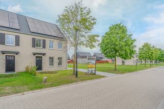 <strong><span>Laatste woning te koop! Hartelijk welkom op onze opendeur op vrijdag 29 mei van 16.30 tem 17.30 uur!</span><br /><br />5 Eigentijdse en energiezuinige woningen (A+ label) op gunstige locatie in Ravels</strong><br /><br /><strong>Gunstig gelegen</strong> in een<strong> kindvriendelijke en rustige verkaveling</strong> nabij het centrum<br />Met voldoende aandacht voor openbaar groen en een speelpleintje maar ook vlakbij winkels, scholen en openbaar vervoer.<br /><br />Mooie percelen van <strong>396 m² tot 606 m²</strong> met<strong> 4 gekoppelde woningen en 1 vrijstaande woning.</strong> <br /><br />Deze<strong> aangename en lichte woningen</strong> bestaan uit een inkomhal met gastentoilet en toegang naar de lichtrijke en ruime woonkamer door de verschillende raampartijen langs drie zijden.<br />Achteraan met zicht op de tuin vinden we de open keuken. Deze wordt standaard ingericht met een inductie kookplaat, dampkap, koelkast, vaatwasser en combi-oven en keuze uit verschillende werkbladen. Aansluitend aan de keuken vinden we de handige berging/wasplaats.<br /><br />Op de<strong> </strong>eerste verdieping treffen we drie slaapkamers en de badkamer, deze zal voorzien worden van een bad én douche en dubbele wastafel alsook een tweede toilet en extra sierradiator.<br /><br />Er wordt eveneens een vaste trap naar de grote zolder voorzien die makkelijk kan ingericht worden als extra slaapkamer/hobbykamer/werkruimte.<br /><br />De toffe tuin wordt voorzien van een terras en ingezaaid door de bouwheer. Tussen de perceelsgrenzen van de woningen zelf zal een beukenhaag geplaatst worden. <br /><br />De woningen doen beter dan de strenge hedendaagse normen door het behalen van een <strong>E peil - 18</strong> ipv 30.<br /><br />Dit <strong>uiterst energiezuinige peil</strong> kan men behalen door gebruik te maken van <strong>doorgedreven isolatie, vloerverwarming, ventilatiesysteem, 15 zonnepanelen per woning, lucht-water warmtepompen enz.</strong><br /><br /><strong>Uw woning voldoet hierdoor vandaag reeds aan de norm van morgen!<br /></strong><br />De <strong>aansluitingskosten </strong>van elektriciteit, water, riolering en derg. <strong>zijn inbegrepen in de prijs.<br /><br /></strong>Voor meer info of een afspraak op kantoor kan u ons contacteren via info@dilegno.immo of 014/ 70 73 23.