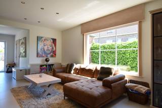 Smartbid online bieding - In een aangename en doodlopende straat te Kortrijk vinden we deze energiezuinige woning, waar ruimte en comfort perfect samengaan.<br />Dankzij de gunstige ligging geniet u een vlotte verbinding naar Kortrijk-centrum alsook scholen, winkels, openbaar vervoer, zwembad en Leieboorden.<br /><br />Indeling als volgt:<br />Bij het binnenkomen wordt u verwelkomd in een stijlvolle inkomhal met apart gastentoilet.<br />De lichtrijke doorzon-leefruimte baadt in het daglicht en biedt een prachtig zicht op de tuin.<br /><br />De open, volledig geïnstalleerde keuken is voorzien van alle moderne apparatuur en vormt het hart van de woning. Aansluitend bevindt zich een praktische wasplaats die uitmondt in de ruime, inpandige garage. Van hieruit is er rechtstreekse toegang tot zowel tuin als oprit.<br /><br />De eerste verdieping telt 2 slaapkamers en een ruime badkamer. Die laatste is voorzien van ligbad, inloopdouche, lavabomeubel en tweede toilet.<br /><br />Een vaste trap leidt naar de ruime zolderverdieping waar een derde kamer is ingericht, alsook een praktische bergruimte.<br /><br />Deze eigendom geniet een praktische indeling en voelt zowel binnen als buiten ruim aan.<br />Voldoende bergruimte, een oprit én garage, mooi stukje tuin..<br />Een woning met veel troeven die zeker uw bezoek waard is.<br /><br />LEUKE EXTRA'S: gunstig EPC, zonnepanelen, elektriciteit conform, ...<br /><br />Nieuwsgierig? Contacteer ons voor een bezoek en ontdek deze parel zelf.<br />Bezoekmomenten steeds op afspraak en onder begeleiding van ons kantoor. <br /><br />ONLINE BIEDINGEN ZIJN MOGELIJK TOT EN MET ZATERDAG 27/06/2026 om 11u59 .<br />(Bel ons voor meer info of vragen)<br /><br />Link Smartbid: https://smartbid.be/login?id=2db3f0cc-d0b9-46b3-a06e-928186cc4805<br />Startprijs: 399.000 EUR<br />Ligging: 8500 Kortrijk, Ronksdreef 2<br />Onze ref. DEV5068