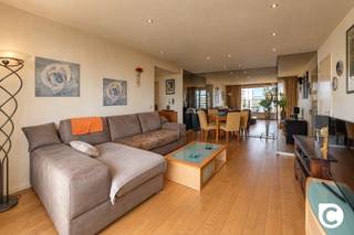 <p><span>1-slaapkamerappartement met prachtig zicht vanop het terras</span></p><p><span>Genieten van een prachtig uitzicht, volop lichtinval en een ruim terras? Dit appartement op de 10de verdieping aan de Fruithoflaan heeft het allemaal!</span></p><p><span>Dankzij de hoge ligging geniet je van een open uitzicht en een aangename hoeveelheid natuurlijk licht. Bovendien bevindt het appartement zich op een uitstekende locatie, met winkels, openbaar vervoer, groenvoorzieningen en de stad binnen handbereik.</span></p><p><span>Het appartement vormt een fijne thuis die je volledig naar eigen smaak kunt opfrissen en inrichten. Ook als investering is dit een interessante opportuniteit: het pand is momenteel verhuurd en kan dus ook de perfecte investering worden met een mooi rendement.</span></p><p><span> </span></p><p><span>Leefruimte & Halfopen keuken</span></p><p><span>Via de centrale inkomhal kom je in de ruime, lichtrijke leefruimte met parketvloer. De grote raampartijen zorgen voor veel lichtinval en versterken het gevoel van ruimte.</span></p><p><span>De afzonderlijke keuken is uitgerust met een dubbele spoelbak, keramische kookplaat, dampkap en oven. Wie graag een moderne, open indeling creëert, kan bekijken of de keuken naar eigen wens kan worden aangepast.</span></p><p><span> </span></p><p><span>Slaapkamer & Badkamer</span></p><p><span>De slaapkamer bevindt zich aan de rustige achterzijde van het gebouw en biedt een aangename plek om tot rust te komen.</span></p><p><span>De badkamer is praktisch ingericht en beschikt over een ligbad met douchemogelijkheid en een lavabomeubel. In de inkomhal bevindt zich bovendien een afzonderlijk gastentoilet.</span></p><p><span>Terras 15 m² en private kelderberging</span></p><p><span>Een absolute blikvanger is het ruime terras van circa 15 m². Hier is het echt genieten van de buitenlucht en het weidse, open uitzicht. De ideale plek om te ontspannen, buiten te eten of gewoon even tot rust te komen.</span></p><p><span>Daarnaast beschikt het appartement over een private kelderberging, inbegrepen in de verkoopprijs en ideaal voor extra opslagruimte.</span></p><p><span> </span></p><p><span>De troeven op een rij:</span></p><ul><li><span>Prachtig uitzicht</span><span> dankzij de ligging op de 10de verdieping</span></li><li><span>Veel natuurlijke lichtinval</span><span> door de grote raampartijen</span></li><li><span>Ruim terras van ca. 15 m²</span><span> om optimaal van het buitenleven te genieten</span></li><li><span>Gunstig EPC-label B</span><span> voor een energiezuinigere woning</span></li><li><span>Praktische indeling</span><span> met één slaapkamer en een afzonderlijk toilet</span></li><li><span>Private kelderberging</span><span> inbegrepen in de prijs</span></li><li><span>Centrale ligging</span><span> aan de Fruithoflaan, nabij winkels, openbaar vervoer en groen</span></li><li><span>Interessante investeringsmogelijkheid</span><span> met overname van de bestaande huurovereenkomst</span></li></ul><p><span> </span></p><p><span>Of je nu op zoek bent naar een eigen woonplek of een interessante investering, dit appartement biedt heel wat mogelijkheden. Met een opfrissing maak je er een hedendaagse, aangename woonst van, waarbij het uitzicht, het licht en het ruime terras de absolute blikvangers zijn.</span></p><p><span>Interesse? Neem snel contact op voor meer informatie of plan een bezoek en ontdek zelf het potentieel van dit appartement!</span></p><p><span> </span></p><p><span> </span></p><p><span> </span></p>