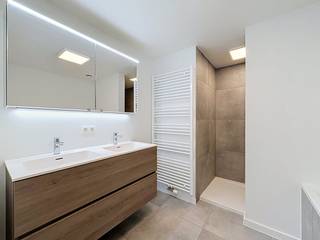 Dit nieuwbouwappartement te huur is gelegen in het historisch centrum van Antwerpen, in het project 'De Dams'. Het project wordt gekenmerkt door historische gebouwen, gecombineerd met de moderne architectuur. Winkels en openbaar vervoer liggen in de directe nabijheid. Indeling:- inkomhal- woonkamer met open geïnstalleerde keuken - 2 slaapkamers - geïnstalleerde badkamer- apart toilet- berging- ondergrondse autostaanplaatsExtra troeven:- unieke locatie in het historisch centrum van Antwerpen- onmiddellijk beschikbaar- terras- automatische verduistering- gemeenschappelijke fietsenberging- lift- EPC label A- uitstekende mobiscore: 9,4/10Maandelijkse kosten: 150 euro per maand voor het onderhoud en verbruik van de gemeenschappelijke delen.Bent u geïnteresseerd in deze woning te huur in Antwerpen?Aarzel dan niet om een bezoekaanvraag in te dienen via onze website via de daar voorziene rode balk.Wenst u uw eigendom ook te koop of te huur te stellen? We helpen u graag verder. Steeds tot uw dienst om u verder te helpen met al uw vragen over vastgoed.