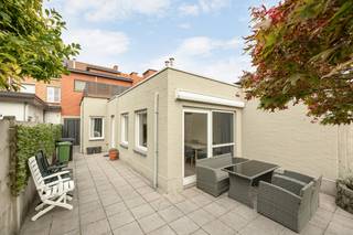 Bijzonder ruime en door de jaren perfect onderhouden centrumwoning/handelshuis (bew. opp. 242m²) met tal van mogelijkheden qua wonen/werken, commerciële of praktijkruimte, opslag d.m.v. hoge garage, zorgwonen of woning voor grote gezinnen. Zeer commercieel gelegen op de as Antwerpen-Turnhout met alle faciliteiten in directe omgeving.<br /><br />INDELING: De gelijkvloerse verdieping deed in het verleden steeds dienst als commerciële ruimte en is thans in gebruik als garage met achterliggende woonst die geheel werd ingericht en prima werd onderhouden waarbij enkele minimale ingrepen vereist zijn voor het terug ombouwen naar een commerciële ruimte - De woning zelf is toegankelijk via aparte ingang en heeft volgende indeling: ruime trappenhal met directe toegang tot de leefruimte met vervolgens een apart toilet, wasruimte, leefkeuken (vernieuwing toestellen 2013) die geheel werd ingericht met aanpalend eetkamer met toegang tot het zonnige zuidelijk georiënteerd terras en mooi aangelegde tuin -Verdieping 1: nachthal met berging en apart toilet, slaapkamer achteraan met aansluitend dakterras, badkamer met ligbad, douchecabine en lavabo, speelkamer /hobbykamer, 2 slaapkamers aan de voorzijde - Verdieping 2: 3 ruime slaapkamers (waarvan 1 met airco-unit) en een nachthal met apart toilet en toegang tot de zolder. Verder is er nog een zonnige zuidelijk georiënteerde tuin alsook een handige droge kelder aanwezig. <br /><br />BIJZONDERHEDEN: Zeer veel mogelijkheden door middel van oppervlakte en vergunde toestand - Prima onderhouden en onderging in 1986 reeds een totaalrenovatie: loodgieterij, elektriciteit, ramen, gedeelte ruwbouw, bezetting, isolatie plat dak 5cm, keuken enz. - 2014 plat dak vernieuwd enz. - Woning voorzien van houten raamwerk (Meranti) & commerciële ruimte PVC raamwerk 1996 - Gunstig epc 267kWh/m² UC: 3462806 - Commerciële locatie - Vernieuwde ketel - Niet gelegen in overstromingsgevoelig gebied P -score A & G -score A - Wg, Vg, Gmo, Gvkr, Gvv.