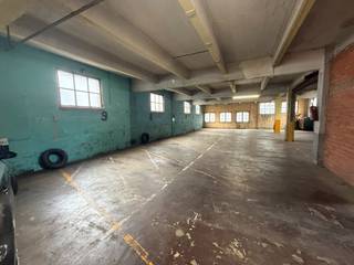 Centrale ligging in Antwerpen. De overdekte garage is uitgerust met een elektrische sectionale poort. Afstandsbediening voor de poort beschikbaar na betaling van een waarborg. <br />
