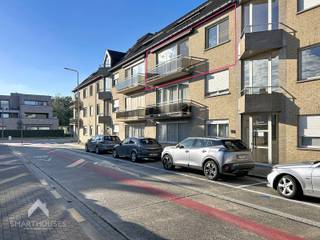 <p>Goed onderhouden appartement op een rustige doch centrale locatie bestaande uit een inkomhal met afzonderlijk toilet en was/bergplaats, ruime leefruimte met eet-en zithoek + toegang tot het 1<sup>ste</sup> terras, uitgeruste keuken met eetplaats, nachthal, 2 volwaardige slaapkamers waarvan 1 met terras en een ingerichte badkamer. Dit appartement beschikt tevens over een private kelderberging en afgesloten garage (verplicht bij te kopen aan 25.000€)</p>
<p></p>
<p>Extra troeven:</p>
<ul>
<li>Lift aanwezig</li>
<li>Terras met zonneluifel</li>
<li>Dubbele beglazing met rolluiken</li>
<li>Op wandelafstand van scholen, winkels, het centrum en openbaar vervoer</li>
<li>Instapklaar</li>
</ul>
<p>Dit appartement is te koop ZONDER makelaar via het concept van Smart Houses! Verdere inlichtingen of bezoek? Contacteer rechtstreeks de eigenaar via +32497415683</p>