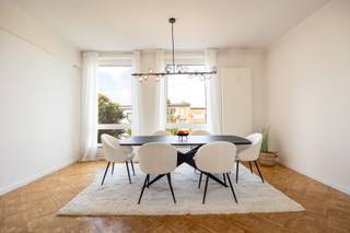 Gerenoveerd appartement op toffe ligging in Berchem. Gelegen vlakbij winkels, scholen, openbaar vervoer en de grote verbindingswegen.<br /><br />Indeling van het appartement:<br />Inkomhal: +/- 9 m², parket.<br />Afzonderlijk toilet met handenwasser op tegels.<br />Living: +/- 31 m², parket. <br />Keuken: +/- 8.5 m², ingebouwde spots, zwarte kasten, keramisch kookfornuis, frigo, oven, vaatwasser, dampkap, aansluiting wasmachine.<br />Slaapkamer 1: +/- 14.5 m², parket.<br />Slaapkamer 2: +/- 11 m², parket. Dressing: +/- 3 m².<br />Slaapkamer 3: +/- 10.5 m², parket.<br />Badkamer: +/- 4 m², douche, lavabo met meubel, handdoekdroger.<br /><br />1 kelderberging - fietsenstalling in garage - veiligheidsdeur.<br />CV op gas met calorimeters.