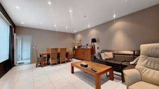 Deze veelzijdige woning beschikt over een oprit met een automatische poort en een ruime werkplaats met eveneens een automatische poort, geschikt voor het opslaan van meerdere wagens..<br /><br />Op het gelijkvloers bevinden zich een inkomhal, een ruime woonkamer, een volledig uitgeruste keuken, een wasruimte met aansluiting voor wasmachine en droogkast, een opslagruimte, een apart toilet, een bureau en een badkamer met inloopdouche. Daarnaast is er een extra kamer die momenteel in gebruik is als fitnessruimte. De woning is bovendien uitgerust met vloerverwarming en airconditioning. Er is ook een kelder aanwezig.<br /><br />De eerste verdieping omvat drie ruime slaapkamers en een apart toilet.<br /><br />Een functionele woning met tal van mogelijkheden voor wie op zoek is naar extra ruimte voor werk, opslag of hobby’s. Contacteer ons nu voor een bezoek!<br /> 