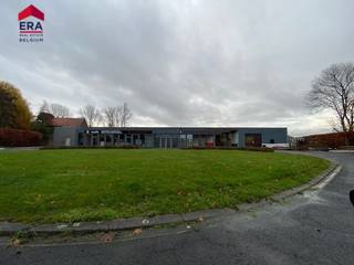 <u><strong>Bedrijfsunits te huur te Wervik </strong></u><br /><br />Volgende loodsen staan te huur: <br /><br />- LOODS 2: oppervlakte 28 m² voor 200€ (+BTW en kosten)<br />- LOODS 22: oppervlakte 289 m² voor 1259€ (+BTW en kosten)<br />- LOODS 23B : oppervlakte 175m² voor 780€ (+ BTW en kosten)<br />- LOODS 26 : oppervlakte 152m² voor 680€ (+ BTW en kosten)<br /><br />Huurprijs + 21%  (grondlasten nog bijkomend 1 maand huur)<br />Water, gas en elektriciteit = forfaitair bedrag van €50/maand<br />voor stockage + kleine ambachten<br />GEEN auto-gerelateerde activiteiten zijn toegestaan.