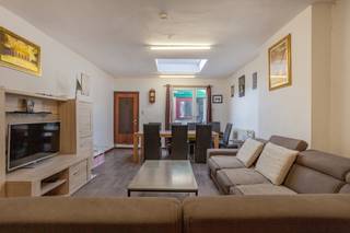 Deze op te frissen woning is ideaal voor wie rustig doch centraal gelegen wenst te wonen! Het rijhuis bevindt zich in het hart van Sint-Amandsberg,...