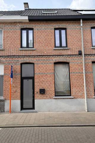 Deze energiezuinige recent gerenoveerde woning is centraal gelegen, edoch vlot bereikbaar via meerdere goede invalswegen. De woning bevindt zich vlakbij het centrum van Sint-Niklaas. In de nabije omgeving treft u alle nodige faciliteiten aan. Winkels, scholen, openbaar vervoer, horeca, groene speelzones, enzovoort zijn op wandelafstand te bereiken.<br /><br />Het betreden van de woning geeft, mede door de dubbele plafond hoogte en veel lichtinval, direct een ruim en open gevoel. De open inkomhal geeft toegang tot de lichtrijke leefruimte met aansluitend een open, volledig hoogwaardig geïnstalleerde keuken (koelkast, kookvuur, dampkap, vaatwasmachine, en dubbel spoelbak). Verder voorziet het gelijksvloer een ruime berging en een gastentoilet, dewelke bereikbaar zijn vanuit de inkomhal.<br /><br />De eerste verdieping herbergt twee mooie slaapkamers en een ruime badkamer (inloopdouche, ligbad, lavabomeubel met dubbele wastafel en toilet).<br />Via de vaste trap bereikt men een afgewerkte ruime zolderkamer welke dienst kan doen als derde slaapkamer.<br />Een absolute troef is ongetwijfeld de mooie stadstuin met gezellig terras en groen zicht achteraan.<br />Deze woning werd volledig gerenoveerd in 2020, waardoor het pand beschikt over een gunstige EPC-score (110kwh/m2 jaar) en dus voldoet aan de huidige normen qua energie en isolatie. <br /><br />Richtprijs: 380.000 euro<br />U kunt zich vrijblijvend inschrijven voor een kijkdag die gepland staat op 2/05/2026 via hannes.de.rycke@gmail.com, of neem contact op via het nr 0495 24 85 52.<br />