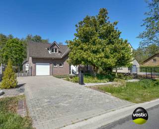 RUIM, ENERGIEZUINIG LANDHUIS GELEGEN TEGEN NATUURGEBIED<br /><br />Deze uitzonderlijke goed onderhouden woning is gelegen langs de Schoolstraat in Opoeteren, een deelgemeente van Maaseik. Van hieruit zijn het centrum van Opoeteren en de omliggende gemeentes Opglabbeek, As en Dilsen-Stokkem maar ook het centrum van Maaseik vlot te bereiken.<br /><br />Dankzij het gunstige EPC B-label kan deze woning absoluut energiezuinig genoemd worden, mede door de 30 zonnepanelen ( x 195 = 5.850 kWh ). Bovendien is de woning overal uitgerust met grotendeels elektrische  rolluiken en is er vloerverwarming voorzien op het gelijkvloers ( met uitzondering van de slaapkamer ).<br /><br />De woning is zeer praktisch ingedeeld met een ruime leefgedeelte van meer dan 55 m² aan de achterzijde van waaruit u via de grote raampartijen een mooi zicht heeft op het achtergelegen groen. Deze ruimte is opgedeeld in een goed uitgeruste keuken, een eetplaats en een gezellige zithoek met gashaard. Voorts zijn er nog een inpandige garage, een wasplaats, een berging, inkomhal, gastentoilet en een gelijkvloerse slaapkamer met aanpalende badkamer aanwezig. Hierdoor is gelijkvloers wonen hier perfect mogelijk.<br /><br />Op de eerste verdieping zijn er naast de zeer ruime overloop nog 2 extreem grote slaapkamers met inbouwkasten voorhanden waarvan de grootste slaapkamer zelfs over een dakterras beschikt van waar u een adembenemend zicht heeft op het achtergelegen natuurgebied.<br /><br />De woning is gelegen op een volledig omheind perceel van 8,57 are waar u aan de achterzijde direct het natuurgebied kan inwandelen. In de tuin zijn er diverse gezellige zithoekjes en tegen de woning werd er recent een strakke terrasoverkapping met automatisch lamellendak en screens geïnstalleerd waardoor u zelfs met slecht weer kan genieten van de mooie omgeving.<br /><br />Ook werd er in de tuin een ruim bijgebouw gerealiseerd die in het verleden dienst heeft gedaan als stalling voor een camper. Maar dit gebouw kan ook perfect dienst doen als bijvoorbeeld kangoeroewoning, vakantiewoning of zelfs kantoor- of praktijkruimte.<br /><br />Enkele TROEVEN van deze woning opgelijst:<br /><br />+ Ligging tegen natuurgebied<br />+ Goed onderhouden en instapklaar<br />+ Energiezuinig: EPC label B ( 173 )  <br />+ 30 zonnepanelen ( x 195 kWh )<br />+ Recente hoogrendement aardgasketel<br />+ Vloerverwarming in leefgedeelte<br />+ Gelijkvloers wonen mogelijk<br />+ Bijgebouw met tal van gebruiksmogelijkheden<br />+ Overal rolluiken voorzien<br />+ Grote raampartijen / veel lichtinval<br />+ Alarminstallatie<br />+ Asbestvrij<br /> +Recente terrasoverkapping<br />+ 228 m² bewoonbare oppervlakte<br /><br />Kortom, een buitenkans voor wie op zoek is naar een energiezuinig landhuis tegen het groen! Meer info? Contacteer Maarten Delbroek via maarten@vestio.com of bel nar 0471/034804.<br /> 