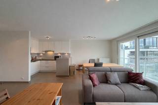 In Residentie 'Julie' vind je dit mooie en recente appartement op een tweetal minuten van de oprit van de E40, de winkels en het openbaar vervoer. Voor wie wil wonen in een mooi en eigentijds project op een centrale ligging is dit een uitgelezen kans. En "mooi" is daarbij een goed gekozen woord want dit nieuw en stijlvol woonproject combineert tal van opvallende kwaliteiten die absoluut de moeite waard zijn om te bekijken. Residentie Julie staat garant voor wonen met uitstraling op een centraal gelegen en interessante plek. Lichtrijk en zonnig appartement met open zicht, twee slaapkamers en terras.<br /><br /><span>Tweede verdieping (85m2):</span><br />Inkomhal (7m2) met toilet en lavabo - berging (2m2) - mooie leefruimte (33m2) met open keuken ingericht met een keramische kookplaat, combi-oven, vaatwas, frigo, spoelbak en kasten - terras (5,9m2) - twee slaapkamers (8m2, 10m2) met laminaat - badkamer (4m2) met ligbad/douche en lavabomeubel<br /><br />Private kelderberging (nr. 6)<br /><br /><span>Algemeen:<br /></span>- ruime parkeermogelijkheden voor het gebouw<br />- gemeenschappelijke kosten:<br />- verlichting, rolgordijnen (slaapkamers) en gordijnrails (living) zijn inbegrepen <br />- op wandelafstand van winkels, openbaar vervoer, station<br />- CV op gas<br />- PVC ramen met dubbele beglazing<br />- volledig geschilderd<br />- nabij op/afrit E40<br />- P-score: A<br />- G-score: A<br />- Sted. inlichtingen: zie documenten