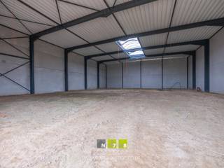 UNIT 3 VAN 550M² IN BEDRIJVENPARK GREMELSLO TE MAASEIK.KENMERKEN- oppervlakte: 550m²- 1 sectionaalpoort (4.00m breed x 4.20m hoog)- gevelbekleding:...