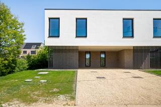 Op een prachtige en rustige locatie in Beerzel, vlakbij het centrum, winkels, scholen en openbaar vervoer, bevindt zich deze energiezuinige nieuwbouwwoning (BEN) met 3 volwaardige slaapkamers. De woning combineert privacy en groen uitzicht met de voordelen van modern wonen volgens de strengste energienorm: Bijna Energie Neutraal (E-peil < 20). Bbovendien afgewerkt met bijzonder veel oog voor kwaliteit en detail, wat haar een duidelijke meerwaarde geeft ten opzichte van de klassieke nieuwbouwwoningen.<br /><br />Deze stijlvolle halfopen bebouwing wordt uitgerust met een warmtepomp, vloerverwarming, zonnepanelen, een volledig ingerichte keuken en een moderne badkamer.<br /><br />We betreden de woning via de inkomhal met vestiaire en gastentoilet. De lichtrijke leefruimte biedt plaats voor een gezellige zithoek en een aparte eetruimte. De open keuken is mooi geïntegreerd en voorzien van kwalitatieve toestellen. Vanuit de leefruimte heeft u toegang tot het ruime terras en de zonnige tuin, waar u in alle rust en privacy kunt genieten. Op het gelijkvloers vindt u tevens een praktische berging naast de keuken. Op de eerste verdieping geeft de nachthal toegang tot drie volwaardige slaapkamers. Eén van de slaapkamers beschikt over een ensuite badkamer, uitgerust met een dubbele lavabo, inloopdouche en ligbad. De twee overige slaapkamers delen een badkamer met inloopdouche, waarbij elk van de kamers beschikt over een eigen lavabo. Verder is er op deze verdieping nog een apart toilet voorzien.<br /><br />Dit is een uitstekende opportuniteit als u op zoek bent naar een kwalitatieve nieuwbouw woning met 3 slaapkamers op een centrale locatie. Contacteer ons voor meer informatie op 0474/78 07 73 of neem een kijkje op www.boonstravastgoed.be.<br /><br />Bijzonderheden:<br />- Nieuwbouw<br />- Rustige ligging<br />- 3 slaapkamers