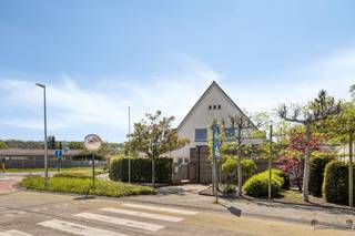 Characterful and ready to move in doctor's house with 6 rooms, patio and winter garden a unique residential opportunity full of space, charm and...