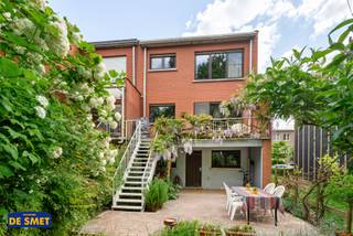 Bent u op zoek naar een rustig gelegen ééngezinswoning?Dan is deze bel-etage op wandelafstand van het centrum ongetwijfeld iets voor u!U betreedt het...