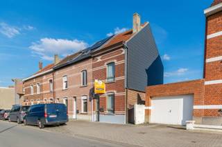 Une maison mitoyenne bien située avec passage latéral vers le jardin, transports en commun (bus et train) accessibles à pied, située dans la Molenstraat à Lot !<br />Comprend :<br />Au rez-de-chaussée : salon (15,29 m²), salle à manger (11,86 m²), cuisine à aménager avec coin petit-déjeuner (18,80 m²), salle de douche (lavabo, douche, toilettes).<br />Au premier étage : 2 chambres (15,44 m² et 11,66 m²).<br />En autres : grand grenier aménageable accessible avec escalier fixe(26,66 m²), cave (13,59 m²), terrasse, abri de jardin (5,61 m²), passage latéral vers le jardin.<br />Châssis extérieurs en bois et PVC avec double vitrage.<br />Chauffage par poêle à pellets (toutes les installations nécessaires pour placer un chauffage central sont présentes).<br />PEB : 532 kWh/m² – UC : 20210921<br />Superficie du terrain : 2a 95ca – R.C. : 433 EUR (non indexé) / 807 EUR (2021)<br />Équipements : eau, gaz, électricité (jour + nuit), égouts.<br />Renseignements urbanistiques demandés.