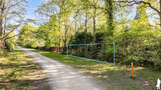 <p><strong><span>Uniek perceel van 1.460 m² met directe toegang tot de heide</span></strong></p>
<p><span>Droom je van rust, natuur en privacy? Dan is dit uitzonderlijke perceel van maar liefst 1.460 m²</span><span> precies wat je zoekt. Gelegen in een groene en rustige omgeving, biedt dit terrein een </span><strong><span>rechtstreekse ingang tot de heide</span></strong><span>, ideaal voor natuurliefhebbers, wandelaars en wie houdt van een open, ongerepte omgeving.</span></p>
<p><span>Op het perceel bevindt zich een </span><strong><span>klein, charmant oud huisje</span></strong><span>, dat mogelijkheden biedt voor renovatie of een totaal nieuw project (onder voorbehoud van de geldende stedenbouwkundige voorschriften). </span></p>
<p>Het perceel is gelegen in woongebied en in RUP Woonbos.<br /><br /><span>De troeven op een rij:<br /></span> -<strong>Ruim perceel van1.460 m²<br /></strong>-<strong>Directe toegang tot de heide<br /></strong>-Rustige en groene ligging met veel privacy</p>
<p><span>Een zeldzame opportuniteit voor wie wil wonen of investeren op een toplocatie in het groen. Vraag de voorschriften op bij ons kantoor.</span></p>