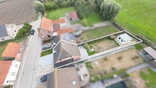 <span><span>Op een <strong>rustige locatie</strong> nabij het <strong>centrum van Nieuwkapelle</strong> bevindt zich deze ruime en <strong>instapklare gezinswoning</strong>. Met een <strong>vlotte verbinding</strong> naar Diksmuide, een prachtig <strong>groen verzicht</strong> en het <strong>comfortgehalte</strong> van de woning is dit de ideale eigendom voor <strong>gezinnen</strong> of als <strong>opbrengsteigendom</strong>.</span></span><br /><br /><span><span><u>Indeling van de ruimtes:</u><br />Gelijkvloers: Via de inkomhal met apart gastentoilet krijgt u toegang tot een lichtrijke en gezellige woonkamer met open, ingerichte keuken. Vanuit de leefruimte heeft u via het schuifraam direct toegang tot het terras en de tuin. De inpandige garage is bereikbaar via de keuken en beschikt over een buitendeur naar de tuin. De tuin is bovendien ook achteraan toegankelijk. <br />Eerste verdieping: 3 slaapkamers, waaronder 2 ruime kamers en <strong>1 p</strong><strong>olyvalente ruimte</strong> (ideaal te benutten als kinderkamer, bureau, dressing, ...). Daarnaast bevindt zich hier ook de badkamer met <strong>dubbele lavabo, toilet, douche en bad</strong>. <br />Tweede verdieping: <strong>Bergzolder</strong> met veel ruimte.<br /><br /><u>Troeven:</u></span></span>
<ul>
<li><span><span>Rustige ligging in Nieuwkapelle met een <strong>vlotte verbinding</strong> naar Diksmuide;</span></span></li>
<li><span><span>Verzicht op het <strong>groen</strong>;</span></span></li>
<li><span><span><strong>Extra voorzieningen</strong>, onder andere een waterverzachter en geïntegreerde geluidsaansluiting in de hoeken van de leefruimte;</span></span></li>
<li><span><span>Inpandige garage;</span></span></li>
<li><span><span><strong>Ruim tuinhuis</strong> en bergzolder;</span></span></li>
<li><span><span>Ideaal als <strong>eigen woonst</strong> of als <strong>opbrengsteigendom</strong>.</span></span></li>
</ul>
<span><span>Wenst u meer info of een bezoek ter plaatse? Neem contact met ons kantoor en we begeleiden u graag verder tijdens een plaatsbezoek. Dit kan op het nummer <strong>051 50 11 51</strong> of per mail via diksmuide@diksimmo.be. </span></span>