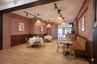 Cette jolie propriété commerciale de 94 m² est située dans un emplacement privilégié sur le Middelkerke Zeedijk. La propriété offre une...