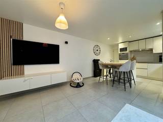 <p>Prix de départ EUR 309.000</p><p>Découvrez cette <strong>spacieuse maison familiale magnifiquement rénovée</strong> dans une <strong>rue très calme</strong> de Boom, très <strong>stratégiquement située à proximité de l'autoroute A12</strong> et à quelques pas du verdoyant <strong>Boom Park</strong>. Cette propriété allie confort, style et fonctionnalité - idéale pour les familles à la recherche d'espace supplémentaire et de finitions de qualité.</p><p>Au <strong>rez-de-chaussée</strong>, vous trouverez deux salons spacieux. Le salon <strong>avant</strong> a été converti en une <strong>seconde cuisine</strong>, offrant une flexibilité supplémentaire pour les familles nombreuses, les colocations ou les cuisiniers amateurs. À l'arrière se trouve le deuxième salon spacieux, suivi de la <strong>cuisine ouverte</strong>, entièrement équipée du confort moderne. Le rez-de-chaussée comprend également une <strong>première salle de bains</strong> avec douche et toilettes, un <strong>grand hall d'entrée avec armoires encastrées</strong> et une <strong>cour extérieure pratique</strong>.</p><p>Le <strong>premier étage</strong> comprend deux chambres spacieuses et une deuxième grande salle de bains équipée d'une douche et de toilettes. De plus, cet étage dispose d'une <strong>agréable et spacieuse terrasse</strong> où vous pourrez vous détendre en toute tranquillité.</p><p>Le <strong>grenier</strong> offre encore plus de potentiel : il peut être converti en une troisième chambre, ou même divisé pour permettre un total de <strong>quatre chambres</strong>.</p><p>En résumé : une maison entièrement rénovée, prête à être emménagée, avec beaucoup d'espace, un emplacement calme et une excellente accessibilité. Une opportunité unique pour ceux qui veulent vivre confortablement et avec style à Boom !</p>