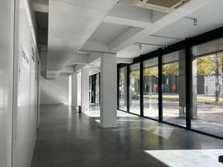 Espace commercial unique et prêt à l’emploi d’environ 203 m², situé dans un emplacement commercial de tout premier ordre sur l’Eilandje. Ce bien se trouve rue de Londres, à proximité immédiate du MAS et du port de plaisance. Le boulevard avec ses commerces et établissements horeca près du ZNA Cadix constitue une attraction supplémentaire pour le quartier. Le Schengenplein, verdoyant et récent, avec son Delhaize et plusieurs restaurants, renforce encore l’attrait de la zone.

Un emplacement exceptionnel offrant visibilité et passage garantis, tout en bénéficiant d’un accès aisé grâce à la proximité de nombreuses voies d’accès.

De grandes baies vitrées s’étendent sur tout le rez-de-chaussée le long de la rue de Londres, sur une façade d’environ 27 m, assurant une luminosité optimale et un cadre de travail agréable.

L’espace intérieur présente un style épuré et minimaliste : sol en béton lissé, grande hauteur sous plafond d’environ 3,65 m et une ouverture qui confèrent au lieu une atmosphère contemporaine et spacieuse. L’aménagement peut encore être adapté selon vos besoins.

Une cuisine/kitchenette et des installations sanitaires séparées sont prévues.

Cet espace commercial polyvalent convient parfaitement à de nombreux usages : commerce haut de gamme, showroom exclusif, magasin, ou bureau / profession libérale (sous réserve d’un changement d’affectation).