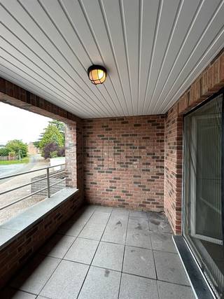 <p><span>Ruim appartement met 2 slaapkamers, terras en autostaanplaats te Kinrooi. </span></p><p><span> </span></p><p><span>ALGEMEEN:</span></p><p><span>- Appartement gelegen op de eerste verdieping (geen lift aanwezig).</span></p><p><span>- Verwarming: aardgas.</span></p><p><span>- Het appartement is voorzien van tegelvloer.</span></p><p><span>- Geen gemeenschappelijke kosten.</span></p><p><span>- Parkeergelegenheid voor de deur. </span></p><p><span> </span></p><p><span>INDELING:</span></p><p><span>- Inkomhal.</span></p><p><span>- Apart toilet met fonteintje.</span></p><p><span>- Ruime woonkamer met open keuken, voorzien van een kookvuur met dampkap, dubbele spoeltafel en koelkast.</span></p><p><span>- Via de keuken kan men het overdekt terras aan achterzijde van het gebouw bereiken.</span></p><p><span>- Slaapkamer 1: ruime slaapkamer voorzien van verwarming. </span></p><p><span>- Slaapkamer 2 voorzien van verwarming. </span></p><p><span>- </span><span>Badkamer met wasmeubel, ligbad en douche. Aansluiting voor wasmachine en droogkast aanwezig.</span></p><p><span> </span></p><p><span>Gemeenschappelijke fietsenstalling.</span></p><p><span> </span></p><p><span>Vrij per 01/10/2026.</span></p>