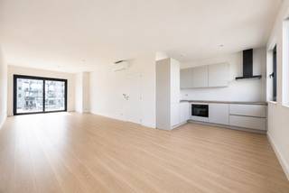 Bent u op zoek naar een luxe loft met Zuid-Oost gericht terras in het populaire Markgravedistrict van Antwerpen? Dan is dit nieuwbouw appartement op de vierde verdieping (zonder lift) misschien wel wat u zoekt! <br /><br />Indeling <br />U betreedt de loft via een inkomhal, waar u de praktische berging en het aparte toilet kan terugvinden. <br />Vervolgens neemt u toegang tot de lichtrijke ruime woonkamer met open keuken, die van alle luxe en toestellen voorzien is. <br />Achteraan vindt u de slaaphoek met toegang tot de luxe badkamer met inloopdouche.<br />Tot slot beschikt het appartement nog over een gezellige dakterras, waar u de ganse dag kan genieten van heerlijk buiten zijn in het centrum van de stad. <br /><br />!! Opmerking: de scheidingskastenwand tussen de woonkamer en de slaaphoek wordt nog geplaatst. <br /><br />Gemeenschappelijke kosten: €50/maand (provisie privatief waterverbruik, minuterie en onderhoud gemene delen) <br /><br />Pluspunten <br />- AAA-locatie: populaire rustige wijk, nabij het bruisende stadscentrum, nabij winkels, parken, openbaar vervoer, invalswegen, ... <br />- Bijna Energie Neutraal (BEN): voorzien van zonnepanelen en airco, super geïsoleerd<br />- Prachtig Zuid-Oost gericht terras <br />- Beschikbaarheid: quasi onmiddellijk <br /><br />Voor meer informatie kan u steeds contact opnemen met One vastgoed!