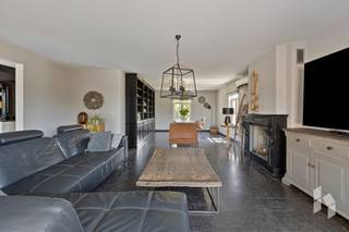 Prachtige, landelijke villa (313 m²) op een mooi, rustig gelegen perceel van 2103 m² in een bosrijke omgeving.Via de inkomhal kom je in de...