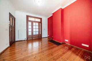 <p><span>🏡 </span><strong><span>EXCLUSIVITEIT – OPENHUIZENDAG OP ZONDAG 13 SEPTEMBER</span></strong></p>
<p><span>Deze zondag 13 september kunt u deze woning exclusief bezoeken tijdens onze opendeurdag, van 14u30 tot 15u30. Kom gerust langs, met of zonder afspraak!</span></p>
<p><strong><span>SCHAARBEEK – Jacques Jansenstraat 1</span></strong></p>
<p><span>WE INVEST Bruxelles-Europe stelt u exclusief voor, tijdens de Openhuizendag van zondag 13 september 2026, dit karaktervolle appartement van ongeveer 85 m², gelegen op de 2e verdieping van een Art-Decogebouw uit de jaren 1930, zonder lift.</span></p>
<p><span>Liefhebbers van charme en authenticiteit zullen zeker vallen voor de vele originele elementen die bewaard zijn gebleven: authentieke deuren, glas-in-loodramen, sierlijsten, marmeren schouwen en originele parketvloeren.</span></p>
<p><span>Het appartement is doorlopend en geniet van een mooie natuurlijke lichtinval. Het omvat een leefruimte, een functionele keuken, twee slaapruimtes, een badkamer, een afzonderlijk toilet en een ingerichte wasruimte. De huidige indeling bestaat uit een slaapkamer en een bureau/dressing in enfilade, waardoor verschillende indelingsmogelijkheden ontstaan naargelang uw behoeften.</span></p>
<p><span>Aan de achterzijde beschikt het appartement over een zuidoostelijk georiënteerd balkon met een open, rustige en groene zicht op het binnengebied van het huizenblok.</span></p>
<p><span>De keuken werd geplaatst rond 2007-2010 en is nog steeds functioneel. De badkamer en het toilet werden ongeveer 15 jaar geleden gerenoveerd.</span></p>
<p><span>Op technisch vlak beschikt het pand over een EPC E-, een conforme elektrische installatie en een verwarmingsketel die ongeveer 15 jaar geleden werd vervangen. Ook het dak en de afvoerleidingen van het gebouw werden gerenoveerd.</span></p>
<p><span>Een private kelder vervolledigt het geheel.</span></p>
<p><span>⚠️ De kleine mede-eigendom wordt momenteel beheerd zonder professionele syndicus.</span></p>
<p><span>📅 </span><strong><span>TE ONTDEKKEN IN PRIMEUR</span></strong></p>
<p><strong><span>Zondag 13 september 2026 – WE INVEST Openhuizendag</span></strong></p>
<p><span>Een unieke gelegenheid om dit Art-Decoappartement met 2 slaapkamers in Schaarbeek te ontdekken, waar karakter, aangename volumes, een balkon en een vrij uitzicht samenkomen.</span></p>
<p><span>📍 </span><strong><span>Jacques Jansenstraat 1 – 1030 Schaarbeek</span></strong></p>
<p><span>👉 </span><strong><span>Bezoeken uitsluitend op afspraak.</span></strong><span> Neem contact op met WE INVEST Bruxelles-Europe om uw tijdslot te reserveren.</span></p>
<p><span>Appartement te koop Schaarbeek | 2 slaapkamers | Art Deco | 85 m² | balkon | vrij uitzicht | karaktervol appartement | vastgoed Schaarbeek | Jacques Jansenstraat | Brussel.</span></p>
<p><strong><span>Meer zien? Ontdek alle panden die exclusief te bezoeken zijn op 13 september →</span></strong><span> </span><span>https://weinvest.be/fr-BE/search?at=Bruxelles&amp;c=4.35121%2C50.8551&amp;t=place&amp;exclusive=1&amp;src=seo-landing</span></p>