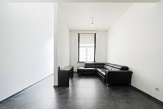<p><span>Instapklare energiezuinige eengezinswoning met 4 slaapkamers, 2 badkamers en West tuin.</span></p><p><span>In het gegeerde Hoboken vind je deze ruime en energiezuinige eengezinswoning met 4 slaapkamers en 2 badkamers, ideaal voor gezinnen of wie extra ruimte zoekt. De woning biedt comfortabel en toekomstgericht wonen in een praktische en goed ingedeelde setting.</span></p><p><span>De ligging is een grote troef: scholen, winkels en openbaar vervoer bevinden zich in de buurt. Daarnaast geniet je van groen en ontspanning in onder andere de Hobokense Polder en het Sorghvliedtpark, terwijl ook Antwerpen centrum vlot bereikbaar is.</span></p><p><span>Een ideale combinatie van ruimte, comfort en een uitstekende ligging. </span></p><p><span> </span></p><p><span>Indeling</span></p><p><span>Gelijkvloers</span></p><ul><li><span>Via de inkomhal kom je in de bijzonder ruime en lichtrijke leefruimte met open keuken van ca. 66 m², een echte eyecatcher die perfect is voor grote gezinnen of wie graag open en comfortabel woont. </span></li><li><span>Aansluitend is er toegang tot een ruime, droge kelder van 28 m², ideaal als extra berging of stockage. </span></li><li><span>Apart gastentoilet aanwezig. </span></li><li><span>De volledig uitgeruste keuken biedt alle comfort met o.a. een natuursteen werkblad, stijlvol kookeiland met gasvuur, veel kastruimte, vaatwasser, microgolf en oven. </span></li><li><span>Vanuit de keuken geniet je van een mooi zicht op en directe toegang tot de zonnige westgerichte tuin, perfect om te ontspannen in de namiddag- en avondzon. </span></li></ul><p><span>1ste Verdieping</span></p><ul><li><span>Hier bevinden zich 2 volwaardige slaapkamers van 10 m² en 16 m², met een aangename lichtinval. </span></li><li><span>De eerste badkamer is praktisch ingericht met douche in bad, dubbele lavabo, toilet en aansluiting voor wasmachine en droogkast. </span></li></ul><p><span>2e Verdieping</span></p><ul><li><span>Ook hier zijn er 2 ruime slaapkamers van 10 m² en 16 m², ideaal als kinderkamers, bureau of hobbyruimte. </span></li><li><span>De tweede badkamer is uitgerust met douche, lavabo, toilet en handdoekdroger en biedt extra comfort voor het hele gezin.</span></li></ul><p><span> </span></p><p><span>Extra</span></p><p><span> </span></p><p><span>Droge kelder van 28m²</span></p><p><span>Opbergzolder van 15m²</span></p><p><span>Gunstig Epc B </span></p><p><span>Elektriciteit conform</span></p>