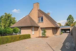 Op zoek naar een ruime woning waar wonen, werken en comfort moeiteloos samenkomen? Deze open bebouwing in de Sint-Laurentiusstraat in Wielsbeke biedt bijzonder veel mogelijkheden dankzij haar royale volumes, perceel van 1.007 m² en de aanwezige praktijkruimte.De woning beschikt over 3 slaapkamers, een bureau, badkamer, zolder en garage. Een grote extra troef is de huidige tandartspraktijk, ideaal voor wie een vrij beroep of professionele activiteit aan huis wil uitoefenen. Uiteraard kan deze ruimte ook perfect een andere invulling krijgen. Aansluitend aan de praktijkruimte bevindt zich bovendien een praktische berging, die uitstekend kan worden ingericht als wasruimte. Zo blijven het woon- en werkgedeelte praktisch van elkaar gescheiden.Ook energetisch zit deze woning goed: ze beschikt over een EPC-label B en zonnepanelen. De volledig uitgeruste keuken, het reeds geïnstalleerde Mappy-laadstation voor elektrische wagens, het terras en de ruime tuin maken het wooncomfort compleet.Ook de ligging is een belangrijke troef. De woning bevindt zich in een rustige doodlopende straat met weinig doorgaand verkeer, ideaal voor wie rustig wil wonen en tegelijk vlot bereikbaar wil blijven.Een veelzijdige eigendom voor gezinnen, zelfstandigen of vrije beroepen die op zoek zijn naar ruimte, een gunstig EPC en de mogelijkheid om wonen en werken te combineren in Wielsbeke.Interesse? Neem gerust contact met ons op voor meer informatie of een bezoek ter plaatse.Te koop via Immo Beguin, jouw vastgoedexpert sinds 2009, met kantoren in Ronse, Waregem, Kortrijk, Deinze, Doornik, Lessines, Moeskroen en Nieuwpoort.Meer info of bezoek via luna@immobeguin.be