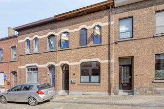 <p><em>Deze gezellige stadswoning op een </em><strong><em>perceel van 2a30ca</em></strong><em> beschikt over een bewoonbare oppervlakte van 160 m² en is rustig gelegen, op wandelafstand van het stadscentrum, scholen en dagelijkse voorzieningen. De woning combineert authentieke charme met hedendaags wooncomfort en is ideaal voor wie centraal én rustig wil wonen.</em></p><p> </p><p>De hoge plafonds creëren een aangenaam gevoel van ruimte. De kwalitatieve <strong>Dovy-keuken met lichtstraat</strong> zorgt voor een mooie natuurlijke lichtinval. Vanuit de keuken is er rechtstreeks toegang tot het terras en de tuin. De badkamer beschikt over zowel een ligbad als inloopdouche.</p><p>De originele deuren tussen keuken en eetkamer werden door de eigenaar zorgvuldig bewaard.</p><p>Op de verdieping bevinden zich <strong>twee ruime slaapkamers</strong> met plankenvloer.</p><p>De <strong>zolderruimte</strong> hoeft slechts beperkt afgewerkt te worden en biedt bijkomende mogelijkheden. De laminaatvloer is beschikbaar via de eigenaar.</p><p>Stockeren? Een handige berging en kelder zijn aanwezig.</p><p>Via de keuken bereik je rechtstreeks het zonnige terras, tuin en speelbos.</p><p> </p><p>📅 <strong>Kijkdag vrijdag 25 september</strong><br />Plan snel uw bezoek via onderstaande knop!</p>