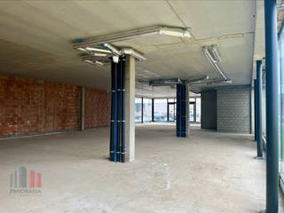 Local commercial neuf d'une superficie de 374 m² à louer, idéalement situé le long de la très animée Olmensesteenweg. Grâce à l'emplacement central...