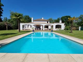 Deze prachtige villa biedt alles wat u nodig hebt voor een luxueuze ervaring waarbij u zich onmiddellijk thuis zal voelen. Gelegen in een zeer rustige omgeving te Tremelo op de grens met Keerbergen en Begijnendijk. Gunstige verbinding naar Leuven en toch genietend van alle rust.<br /><br />Deze stijlvolle villa combineert moderne flair met behoudt van de Spaanse charme. De keuken werd recent volledig vernieuwd waarbij u kan genieten van alle luxe en comfort en waarbij het u aan bergruimte niet zal ontbreken. Ook de badkamer en vloeren werden volledig vernieuwd. De woning biedt een kwalitatieve materiaalkeuze met Meranti ramen dubbel glas, vloerisolatie en vloerverwarming gelijkvloers en zonnepanelen.<br /><br />Het gelijkvloers biedt een charmante inkomhal met ingebouwde kast en vernieuwd gastentoilet. De woonkamer en keuken kijken beiden uit op de prachtig aangeplante tuin met zwembad waar het u niet zal ontbreken aan privacy en rust. De vernieuwde keuken is voorzien van vaal kastruimte met schuiflades, dubbele koelkast, kookplaat, vaatwasmachine, steamer, warmtelade, oven, microgolf. Luxe is hier zeker aanwezig. Het gelijkvloers biedt eveneens een bureau- of slaapkamer met ingebouwde kastenwand en een polyvalente ruimte voor fitness, hobbykamer. De voorraadberging en dubbele garage zorgen voor een zeer praktische woning.<br /><br />Het 1ste verdiep geeft toegang tot een masterbedroom met kastenwand en totaal vernieuwde ensuite badkamer met ligbad, inloopdouche en lavabo meubel. Twee kinderkamers met extra 2de badkamer. Aparte toiletruimte op het verdiep.<br />Aanwezigheid van zolder en kruipruimte.<br /><br />Elektriciteit conform. Asbestveilig. Geen renovatieverplichting. Watertoets gebouwenscore hoofdwoning B.<br /><br />De prachtige tuin zorgt voor een mooi geheel en brengt rust en groen in en rondom de woning. Het zalig zuidgericht terras met overdekte zithoek en het verwarmde zwembad brengen u direct in zomerse sfeer.<br />Een woning die u beslist zal charmeren. Kom snel deze parel ontdekken.<br /><br />Contacteer Dupont Vastgoed voor meer inlichtingen op 015 15 15 15<br />