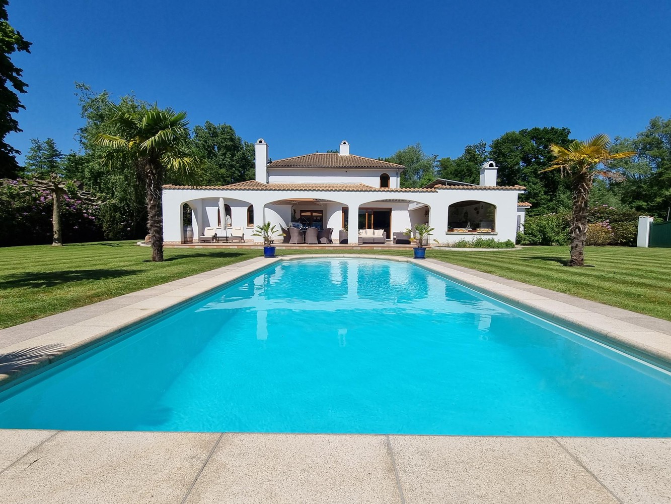 Spaanse villa, zeer rustig gelegen en gekaderd in een mooi verzorgde tuin voorzien van zwembad - foto 2