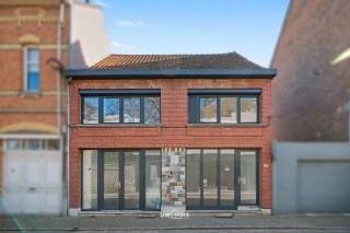 Deze charmante woning , gelegen in het groene en rustige Bornem, combineert karakter met comfort en biedt een ideale leefomgeving voor wie op zoek is naar ruimte en rust dichtbij alle voorzieningen. Met een bewoonbare oppervlakte van maar liefst 182 m² beschikt deze woning over vier ruime slaapkamers en twee comfortabele badkamers, waardoor volop plaats is voor een groot gezin of extra werk- en hobbyruimtes. Het zonnige terras vormt een heerlijke buitenoase, perfect om te ontspannen of te spelen. Dankzij de uitstekende ligging geniet u van de nabijheid van winkels, scholen en het openbaar vervoer. 
Kortom een ruime woning op een ideale ligging.  Contacteer ons voor een afspraak!