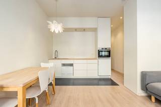 <p>Dit appartement in hartje Antwerpen combineert een centrale ligging met praktisch wooncomfort. Dankzij de toplocatie geniet u van winkels, horeca, openbaar vervoer en culturele hotspots op wandelafstand. De woning is interessant voor zowel bewoners als investeerders die op zoek zijn naar een appartement in een levendige stadsomgeving. De praktische indeling en de aanwezige voorzieningen zorgen voor een aangename woonervaring in het bruisende centrum van Antwerpen.</p>
<p>Belangrijkste ruimtes:<br />• Woonkamer met aangename leefruimte en natuurlijke lichtinval.<br />• Keuken uitgerust met elektrische kookplaat, oven, dampkap, vaatwasser en enkele spoelbak.<br />• Slaapkamer met ingemaakte kasten.<br />• Badkamer voorzien van douche, toilet en enkele wastafel.</p>
<p>Troeven:<br />• Toplocatie in het centrum van Antwerpen.<br />• Winkels, restaurants en openbaar vervoer binnen handbereik.<br />• Interessant appartement voor zowel eigen bewoning als investering.</p>
<p>Neem vandaag nog contact op met je ERA-makelaar voor een bezoek. JOUW DROOMAPPARTEMENT. ZO GEVONDEN!</p>