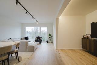 In de Groeningestraat te Harelbeke bieden we dit volledig gerenovereerde en instapklare appartement te koop aan. Een unieke combinatie van...