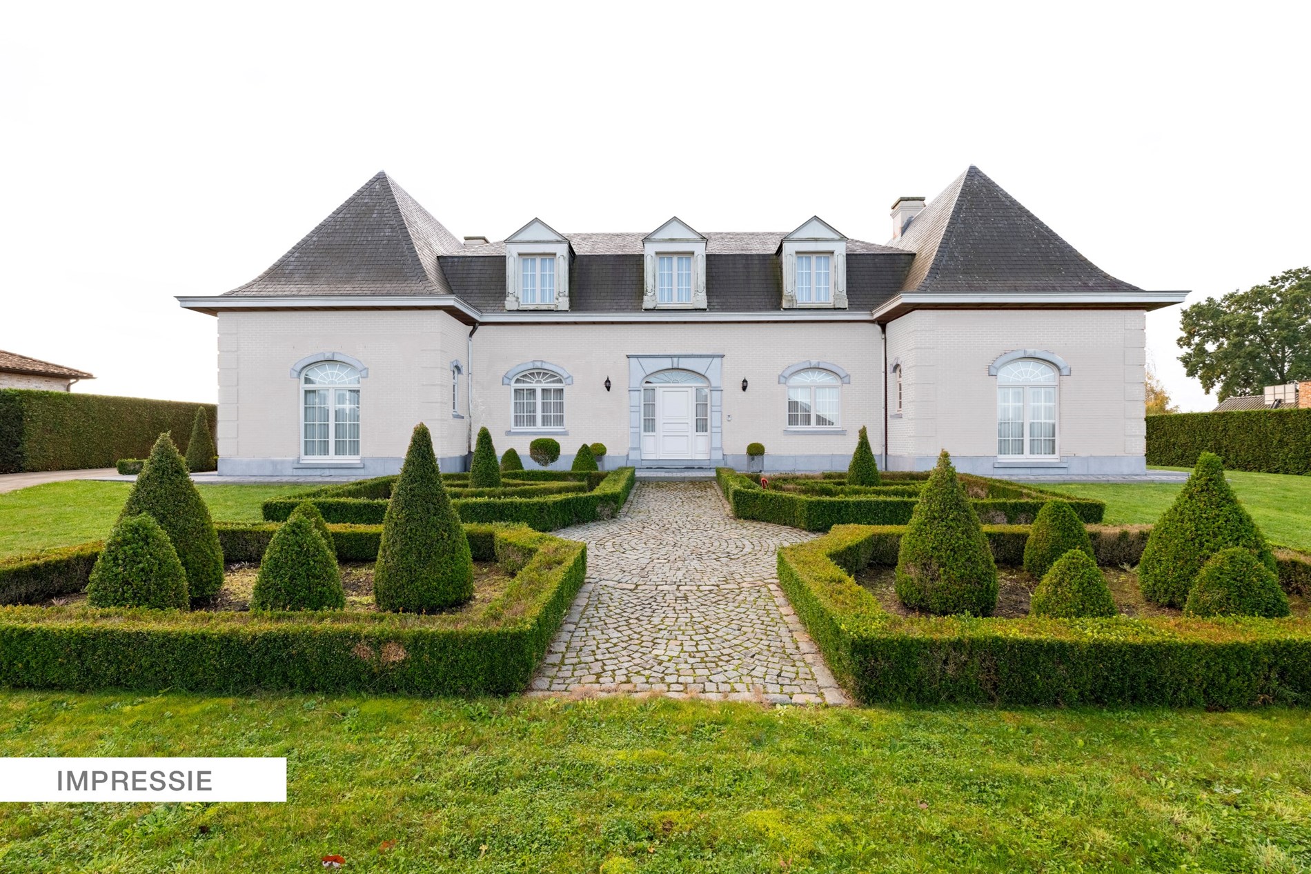 Goed gelegen klassiek gestijlde en degelijke villa van 426m2 op een terrein van 1904m2 te Geetbets. - foto 2