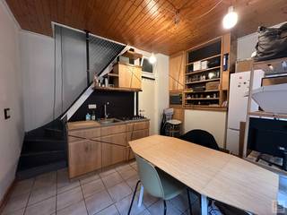 PLAN UW BEZOEK IN VIA ONZE WEBSITE: WWW.IMMOBOSS.BEDit leuk instapklaar beluikhuisje is gelegen in een cité van 21 identieke woningen met...