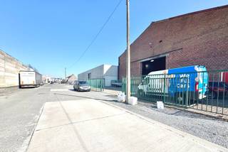 Opslagplaats/-unit op locatie met goede verbindingen te industriezone Spinnerijstraat 8793 Waregem; Toegang: via een schuifpoort vooraan en naar...