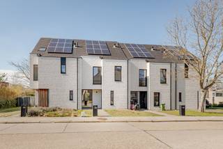 Deze moderne woning uit 2019 combineert een doordachte indeling met een uitzonderlijke ligging in het hart van Kessel-Lo. Dankzij de recente...