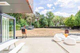 Deze <strong>moderne open bebouwing uit 2013</strong> geniet van een prachtige ligging op een perceel van ca. 1000 m², met daarachter een bos van ca. 6.800 m². <br /><br />De woning werd ontworpen met het oog op <strong>energiezuinig en comfortabel wonen</strong>. Dankzij de combinatie van een <strong>bodem-waterwarmtepomp</strong>, vloerverwarming en <strong>maar liefst 67 m² zonnepanelen</strong> behaalt de woning een <strong>uitzonderlijke A+ energiescore</strong> van -1 kWh/m²/jaar. Een energieprestatie die niet alleen vandaag een grote troef is, maar de woning ook helemaal klaar maakt voor de toekomst.<br /><br />Binnen vormt de <strong>ruime leefkeuken met kookeiland</strong> het hart van de woning, met een <strong>prachtig open zicht op de tuin</strong>. De licht verzonken <strong>zithoek met gezellige houtcassette </strong>zorgt voor extra sfeer, terwijl de <strong>aparte bureauruimte</strong> momenteel dienstdoet als game room. Verder zijn er op het gelijkvloers een inkomhal met gastentoilet en twee ruime bergingen. Ook buiten is het volop genieten. Het <strong>royale terras</strong> beschikt over een <strong>ingebouwde zwemspa met jets </strong>en een openschuivende overkapping, waardoor je hier ook op minder warme dagen heerlijk kunt ontspannen.<br /><br />Op de verdieping bevinden zich <strong>vier slaapkamers</strong>, waaronder een <strong>master bedroom met ensuite dressing</strong>. Daarnaast zijn er een <strong>aparte doucheruimte voor de kinderen</strong>, een afzonderlijk toilet en een ruime badkamer. Deze laatste biedt nog de mogelijkheid om verder naar eigen smaak te worden afgewerkt; de douche is reeds aanwezig en de voorzieningen voor een bijkomend bad liggen klaar. <br /><br />Deze <strong>moderne gezinswoning </strong>biedt een <strong>unieke</strong> <strong>combinatie van ruimte, comfort, natuur en toekomstgericht wonen</strong> – een thuis die je met eigen ogen moet ontdekken.<br /><br />Voor info of een bezoek: 03 502 98 74 - alexandra@claves.be<br /><br /><span><em>Vastgoedinfo in aanvraag</em></span>