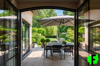 In het centrum van Balegem treffen we deze perfect onderhouden villa aan. Deze instapklare woning werd afgewerkt met hoogwaardige materialen en...