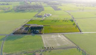 <p>Op een uitzonderlijke landelijke locatie in Brugge, langs de Broekweg, bevindt zich deze charmante villa met uitgestrekte weilanden en ruime loodsen, op een steenworp van de idyllische Damse Vaart en Brugge Centrum. Hier geniet u van absolute rust, open zichten en een zeldzame combinatie van wonen, werken en buitenleven.<br /><br />De villa is harmonieus ingeplant in het groen en vormt een oase van privacy, ver weg van de drukte maar toch vlot bereikbaar. Grote raampartijen brengen het omliggende landschap letterlijk tot in de leefruimtes en zorgen voor een aangename, natuurlijke lichtinval. Dit is wonen met seizoenen.<br /><br />Achter en naast de woning bevinden zich grote functionele loodsen, ideaal voor zelfstandigen, ambachtelijke activiteiten, opslag of het combineren van wonen met een professionele bezigheid aan huis. Daarnaast maken de omliggende weides dit eigendom bijzonder aantrekkelijk voor paardenliefhebbers, dierenhouders of wie droomt van een eigen stukje platteland in Brugge.<br /><br />Troeven op een rij:<br /><br />* Uitzonderlijke landelijke ligging nabij de Damse Vaart<br />* Ruime villa met open zichten en maximale privacy<br />* Grote loodsen met diverse gebruiksmogelijkheden (2x 630m2 - 1x 200m2)<br />* Uitgestrekte weilanden, ideaal voor paarden of hobbylandbouw (optioneel: 27.566m2)<br />* Perfecte combinatie van wonen, werken en natuur<br />* Zeldzaam aanbod in de Brugse rand<br /><br />Deze eigendom spreekt tot de verbeelding van wie groter denkt dan een klassieke villa. Een plek waar **ruimte geen luxe is, maar een evidentie**.<br />We nodigen u graag uit om deze unieke setting zelf te ervaren — want sommige locaties laat je zich niet uitleggen, die moet je voelen.<br /><br />Voor verdere informatie of een vrijblijvend bezoek contacteer Wout op 0475 96 59 38 of mail naar wout@immax.be.</p>